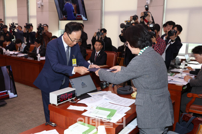 [포토]국정감사, '증인선서문 전달하는 김대웅'