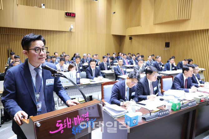 [포토]한강버스 관련 질문에 답하는 박진영 본부장