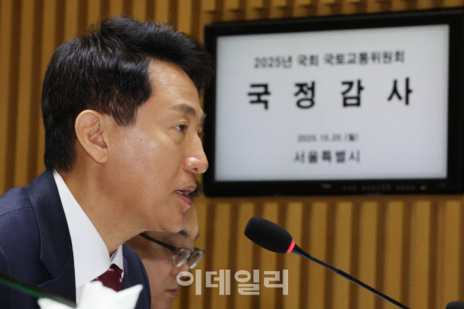 [포토]국정감사에서 질의에 답하는 오세훈 시장