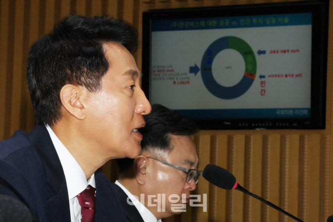 [포토]한강버스 관련 질의에 답하는 오세훈 서울시장
