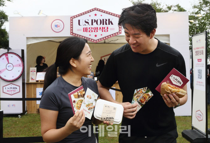[포토] 美 돼지고기 풍미 가득 담은 풀드포크·진저포크 피타브레드 제공에 한강 찾은 시민들 함박 웃음...