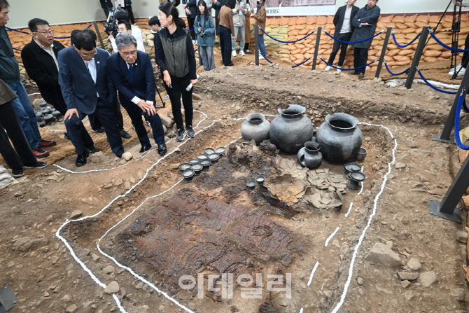 무덤 밑에 또 무덤…1600년 전 신라 장수 무덤의 미스터리(종합)
