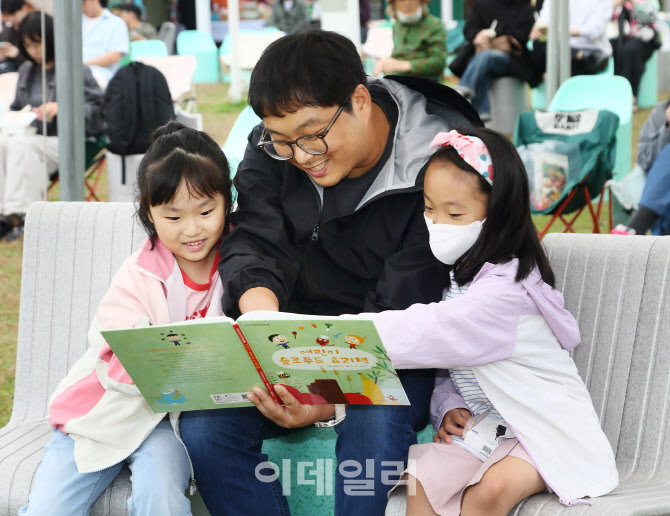 '책읽는 한강공원'서 요리책 전시…美 돼지고기 활용법 알려