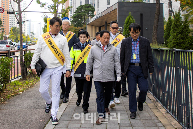 [포토]주광덕 남양주시장, 다산가람초 통학길 안전점검