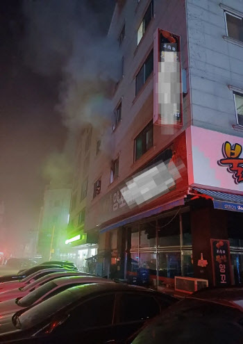 "2개월 아기 건네고 엄마 추락"...바퀴벌레 잡으려다 이웃 참변