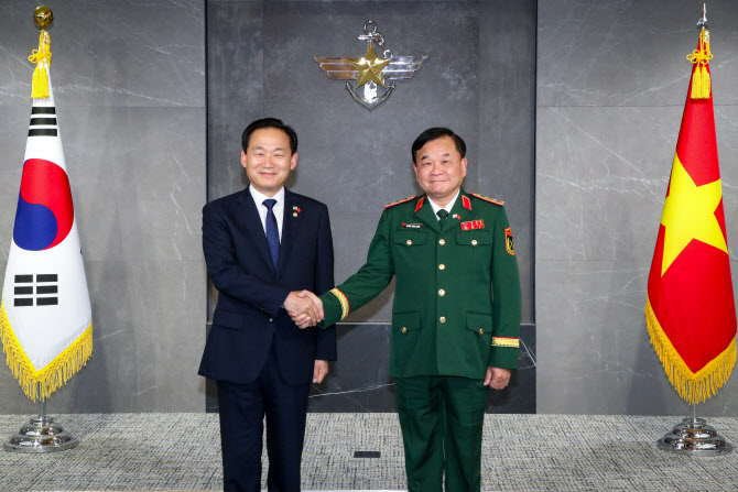 방한한 베트남 국방차관, 한국 국방부 여성 공무원 성추행