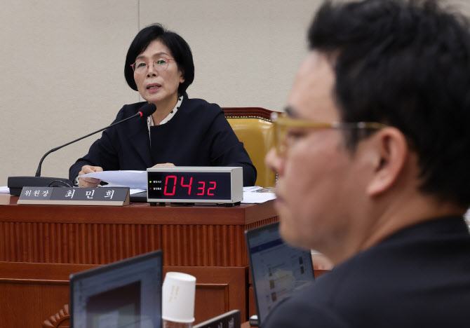 "문과인데 양자역학 공부하느라"...최민희, '딸 결혼식' 논란에 한 말