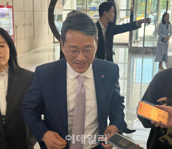 LG전자 조주완 "中 공세, 하나하나 대응…관세 영향 극복해야"
