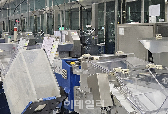 "그냥 처분합니다" 오락가락 빨대 규제…세계 1위 업체도 '휘청'