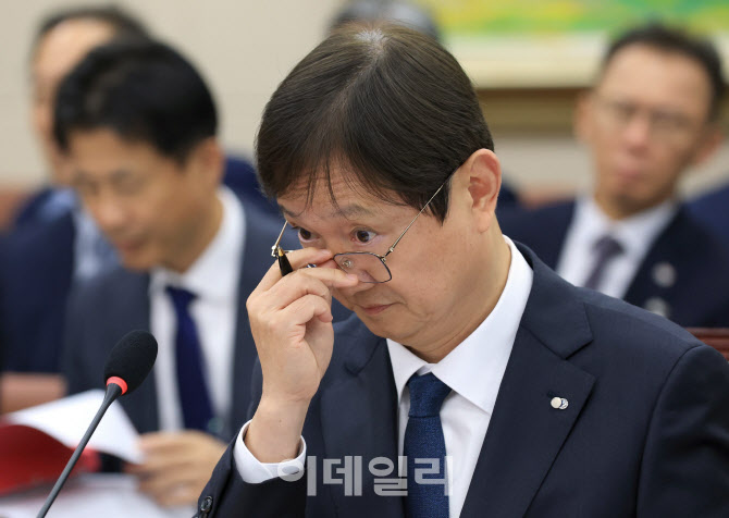 [포토]정무위 국정감사, '질의 듣는 이찬진 금융감독원장'