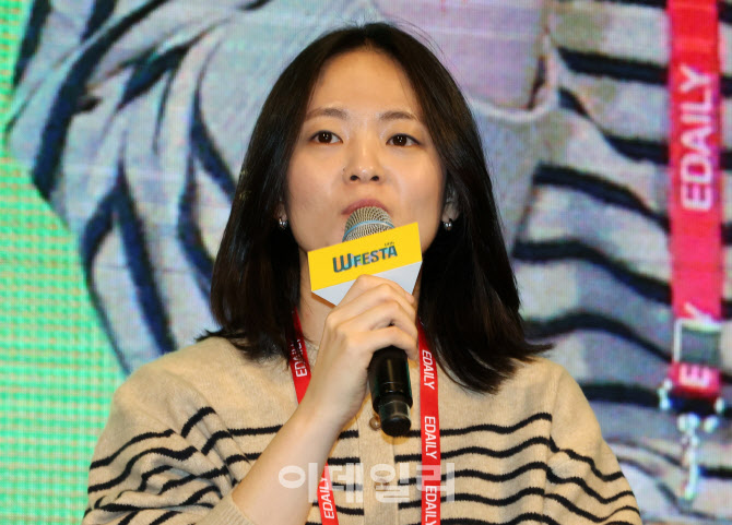 [포토]패널들과 토론하는 김소연 뉴닉 대표