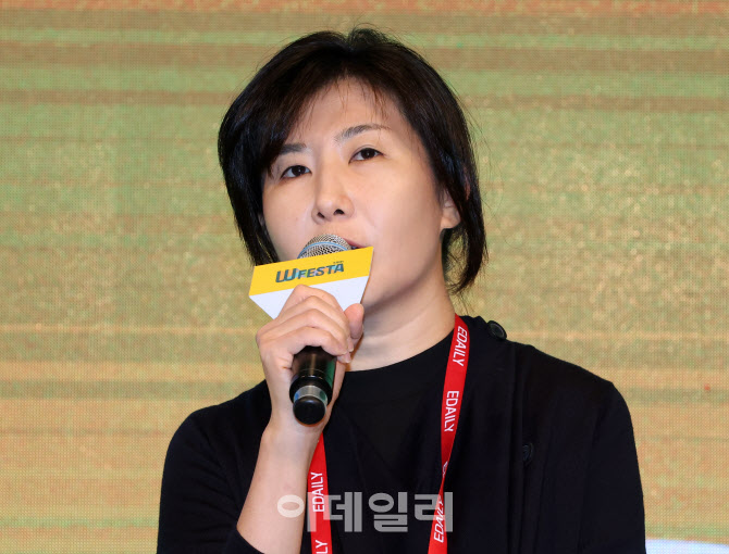 [포토]패널들과 토론하는 장서정 자란다 창업자