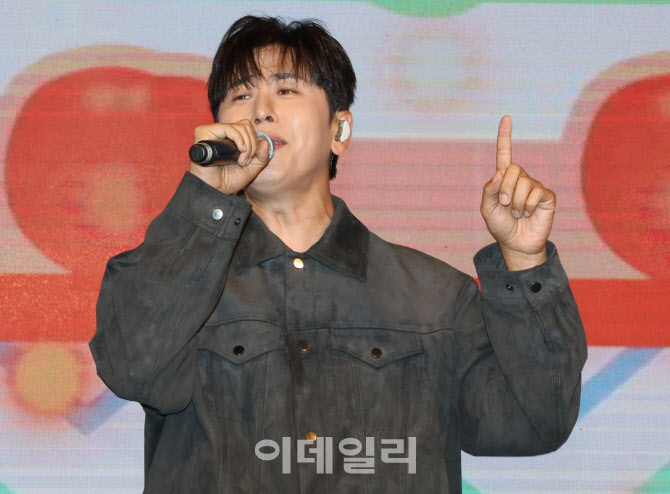[포토]멋진 공연 선보이는 가수 데이브레이크 이원석