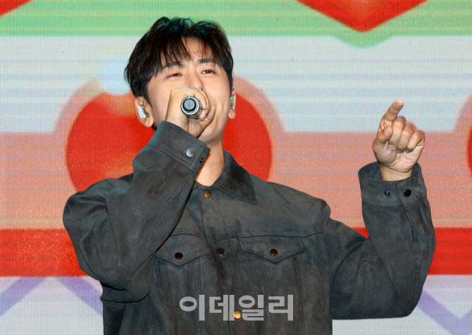 "꽃길만 걸으세요"…데이브레이크 이원석, 'W페스타' 물들인 감성 보컬