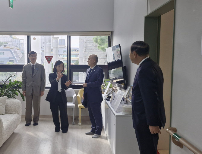 "장애인 차별 받지 않게"…인권위원장, ‘그룹홈’ 현장 점검