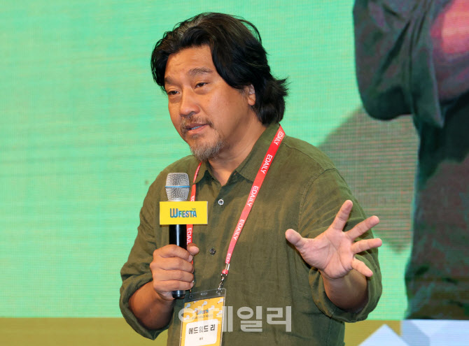"세상 '정답'이 전부는 아냐…스스로 질문하며 자신에 집중하길"