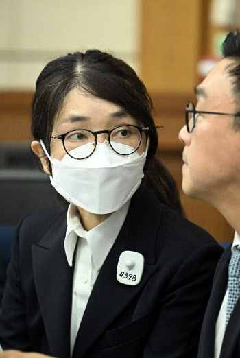 김건희-명태균, 어색한 조우…김건희 재판에 증인 출석