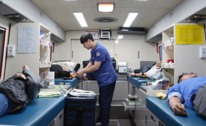 공영홈쇼핑 임직원 50명 헌혈 참여…“혈액난 해소 동참”