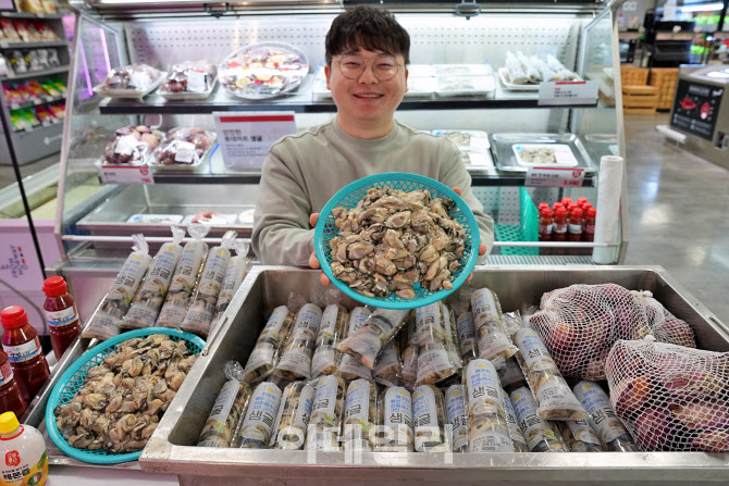 “겨울 별미 돌아왔다” 롯데마트, 생굴 판매 개시