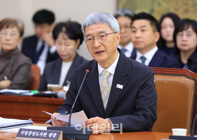 [포토]국정감사, '답변하는 김희섭 국립도서관장'