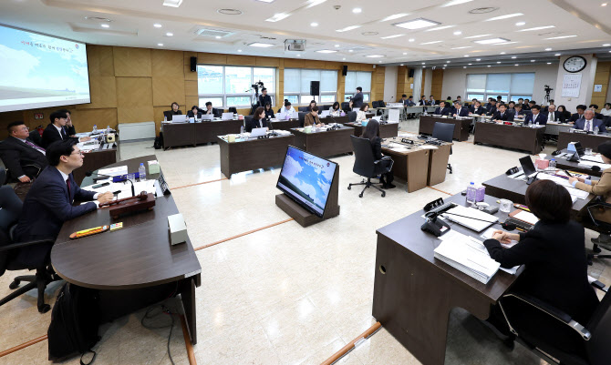 연구비로 에어컨·냉장고 산 교수들…국감서 질타