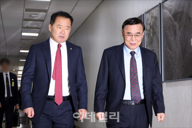 [포토]정보위원장실 향하는 신성범-이종석