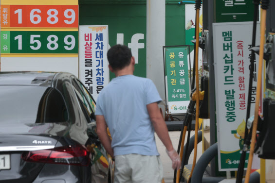 유류세 인하, 연말까지 연장…인하 폭은 축소(상보)