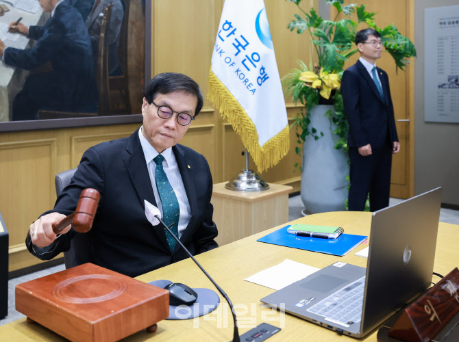 고삐 풀린 집값·환율에 브레이크 걸린 기준금리 인하