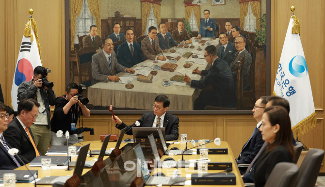 금통위 "국내 경제 개선 흐름…상하방 불확실성 확대"