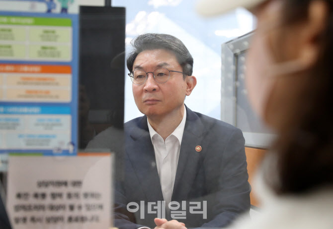 [포토] 서민금융통합센터 민원인 만난 금융위원장