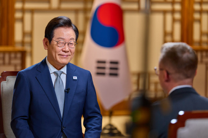 李대통령, 관세협상 APEC 전 타결에 ‘신중’…북미 대화 '환영'