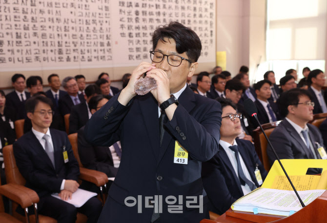 [포토]쿠팡 사건 무마 의혹, '물 마시는 문지석 부장검사'