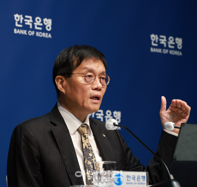 이창용 "금리인하 기조 계속…부동산가격 말고 경기도 봐야"(종합)