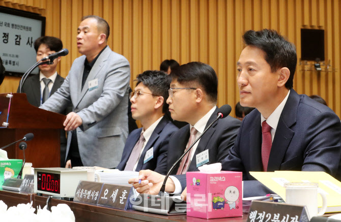 [포토] 오세훈 시장 옆에서 발언하는 명태균