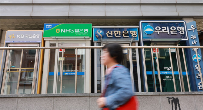 “늦어지는 기준금리 인하”…하나·우리銀, 예금금리 5bp↑
