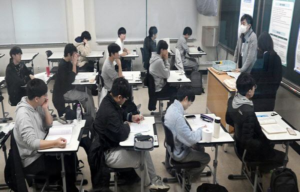 '월소득 800만원'이 주는 기회? …N수생 68% "희망 대학 못 갔다"