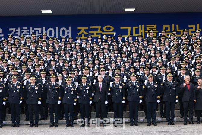 헌혈왕·격투기 선출·승무원 등…새내기 경찰관 2376명 첫 발