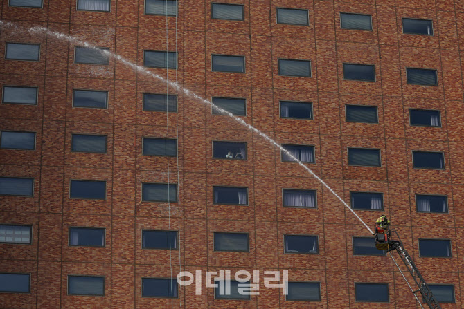 [포토]화재 진압 훈련하는 소방대원
