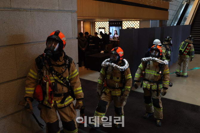 [포토]신라호텔 내부 진입한 소방대원