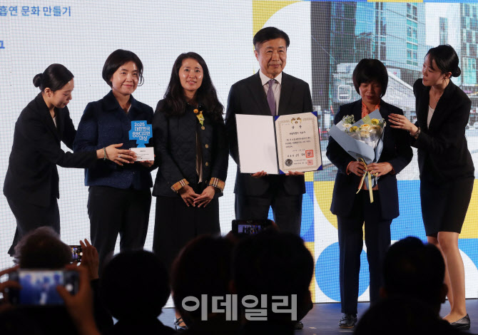 [포토] 공공디자인대상 대통령상 수상하는 전성수 서초구청장