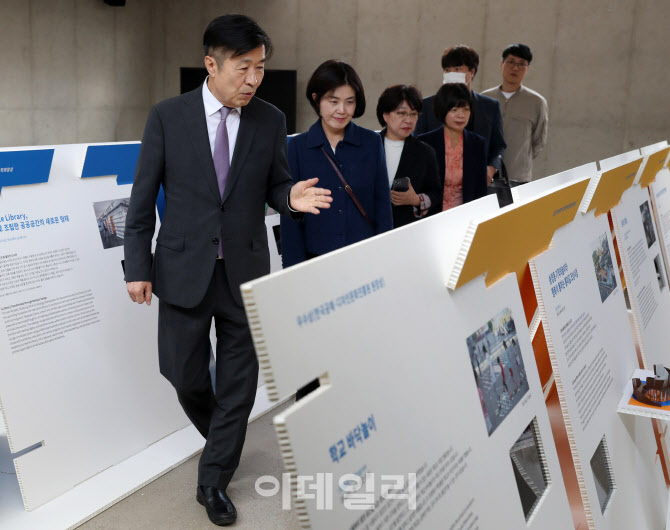 [포토] 공공디자인 전시물 살펴보는 전성수 서초구청장