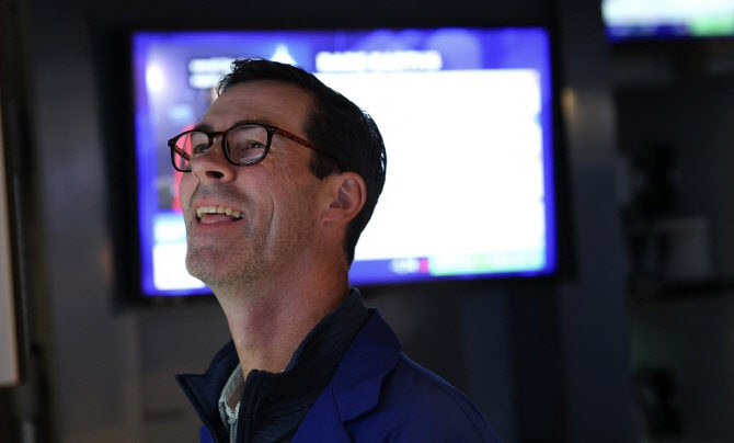 사라진 물가우려에 금리인하 계속간다…다우 사상 최고치