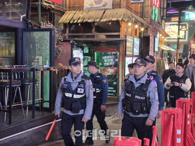 구조물 설치하고 방범벨 확인…경찰, '핼러윈 안전' 지키기[르포]