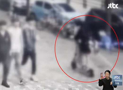 "울면서 엄마 찾아"…딸 지키다 킥보드에 치인 30대 여전히 '중태'