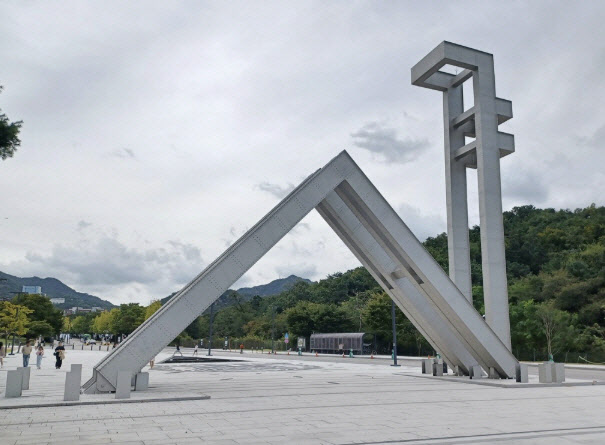 식판 엎고 주먹질…20대 등산객, 서울대 식당 들어가 학생 폭행