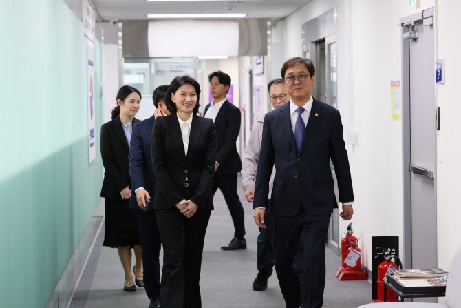 윤리센터 찾은 최휘영 장관 “체육계 인권 체계로 바꾼다”