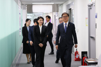 윤리센터 찾은 최휘영 장관 “체육계 인권 체계로 바꾼다”