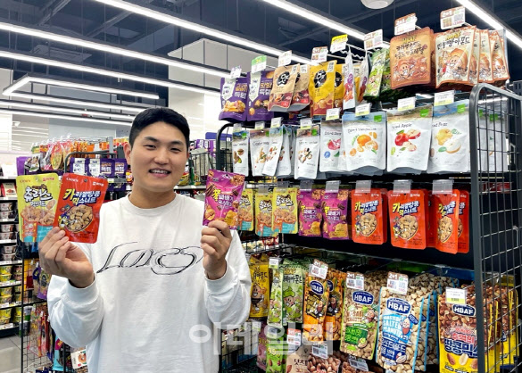 '꿀땅콩만 모았다'…CU, K인기 스낵 맛 견과류 출시