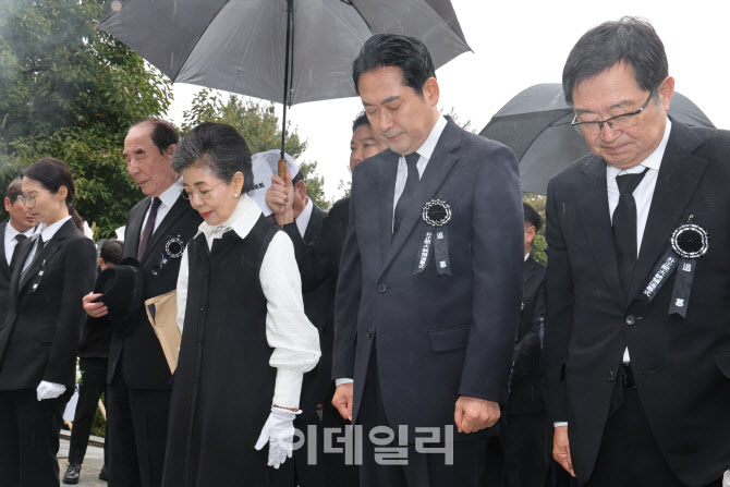 [포토]박정희 전 대통령 46주기 추모식 참석한 장동혁 대표
