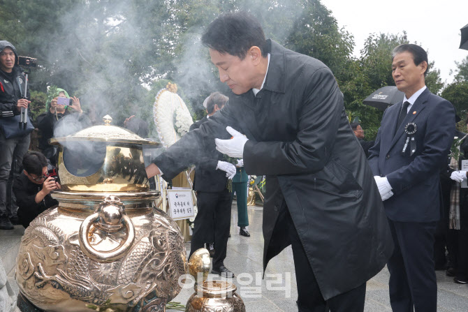 [포토]박정희 전 대통령 46주기 추모식에서 분향하는 오세훈 시장